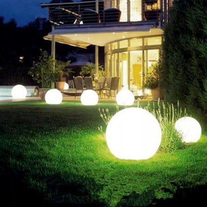 SAULĖS energija maitinamas sodo LED šviestuvas, baltas rutulio formos stulpelis, 10 cm, įsmeigiamas, dekoratyvinis