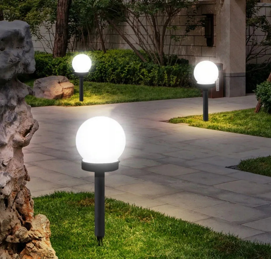 SAULĖS energija maitinamas sodo LED šviestuvas, baltas rutulio formos stulpelis, 10 cm, įsmeigiamas, dekoratyvinis