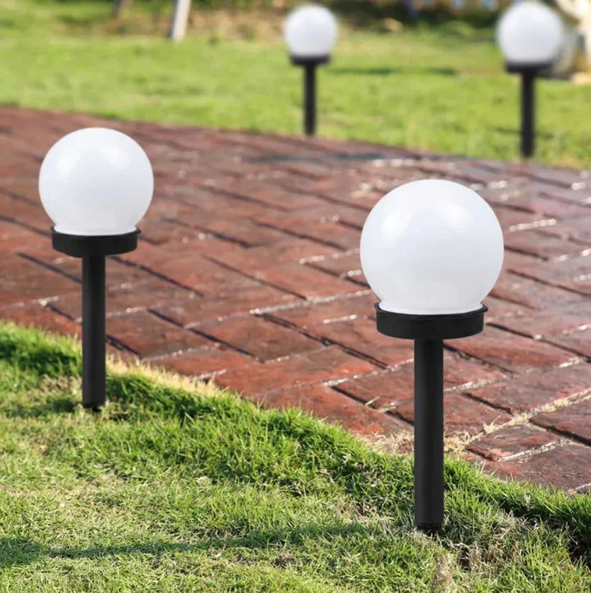 SAULĖS energija maitinamas sodo LED šviestuvas, baltas rutulio formos stulpelis, 10 cm, įsmeigiamas, dekoratyvinis