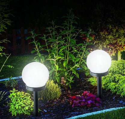 SAULĖS energija maitinamas sodo LED šviestuvas, baltas rutulio formos stulpelis, 10 cm, įsmeigiamas, dekoratyvinis