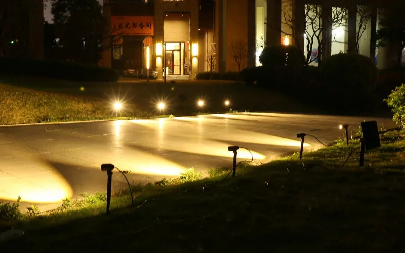Saulės energija maitinamas sodo LED šviestuvas, įsmeigiamas, 4x prožektorius, prieblandos jutiklis