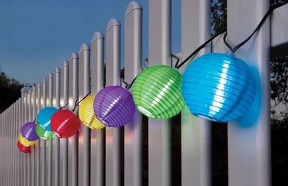 Saulės energija veikianti girlianda su 10 LED šviečiančių žibintų
