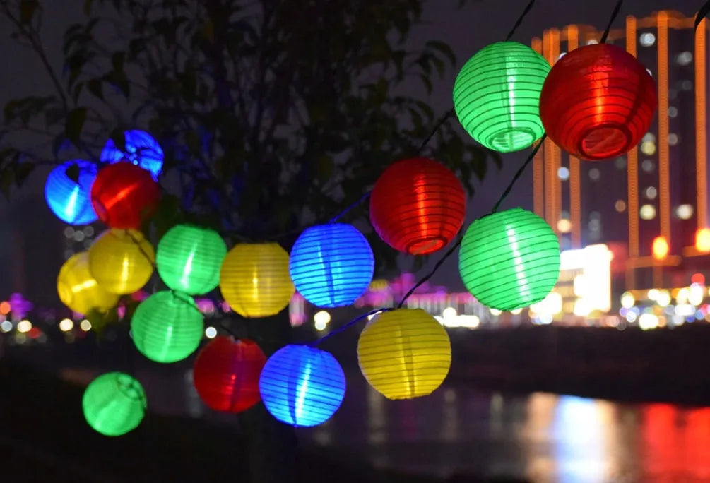 Saulės energija veikianti girlianda su 10 LED šviečiančių žibintų