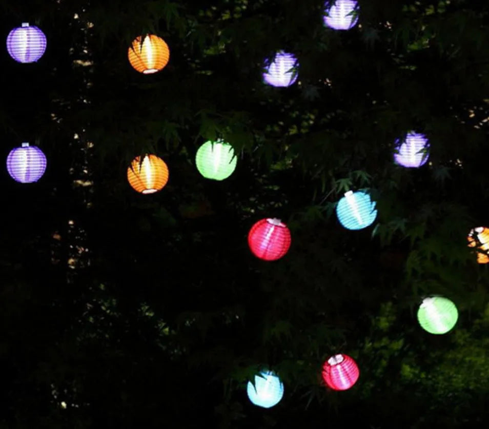 Saulės energija veikianti girlianda su 10 LED šviečiančių žibintų