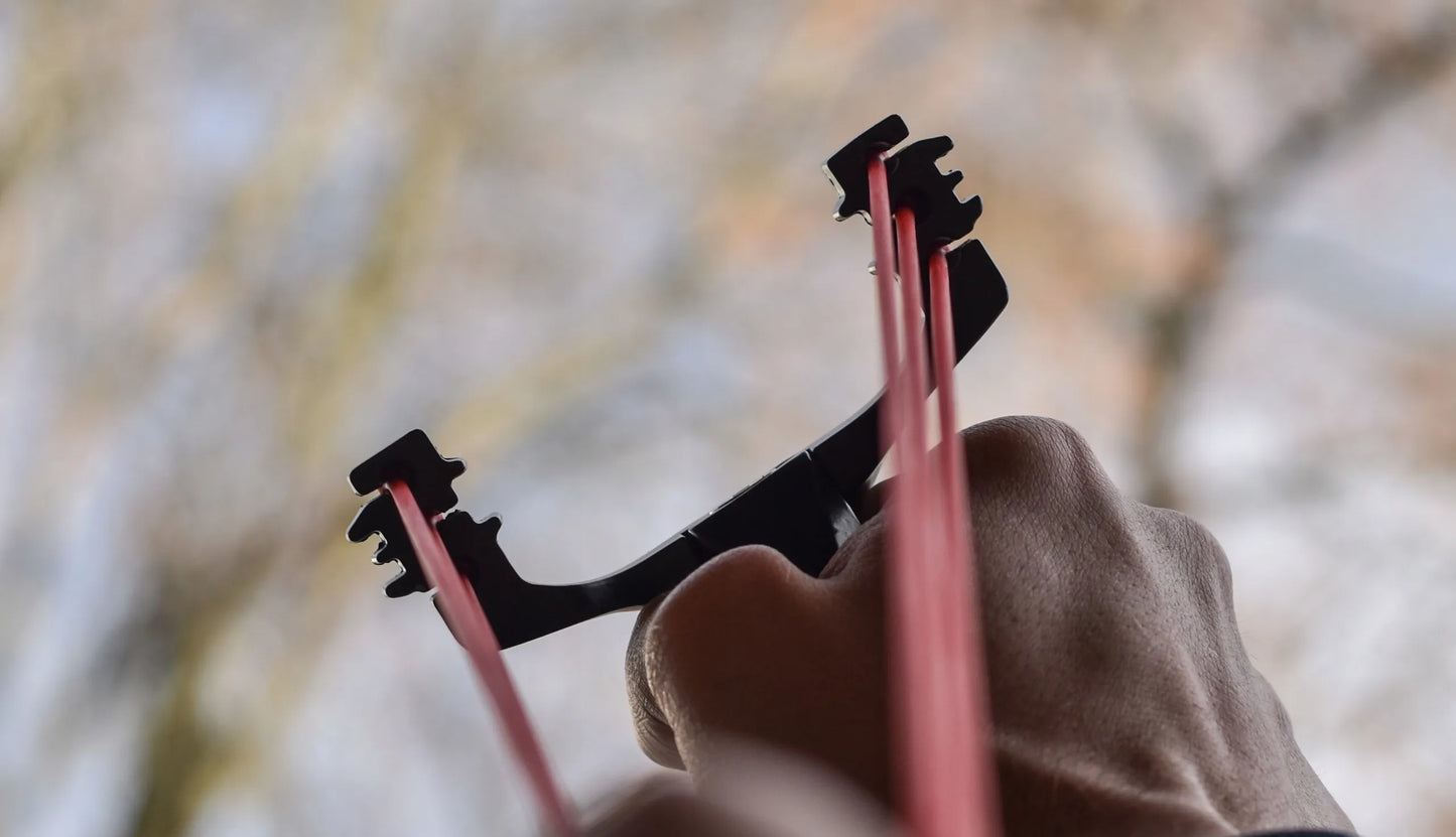 Slingshot tolimojo nuotolio meškeriotojo laidynė su lazeriu ir žibintuvėliu