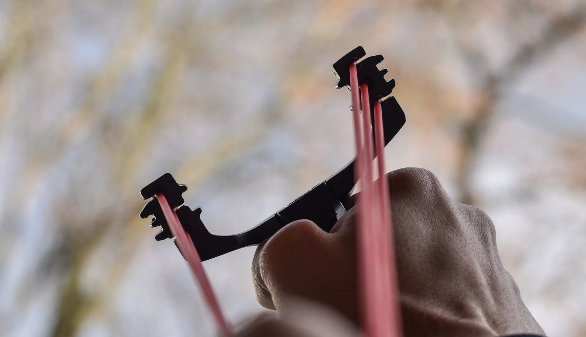 Slingshot tolimojo nuotolio meškeriotojo laidynė su lazeriu ir žibintuvėliu