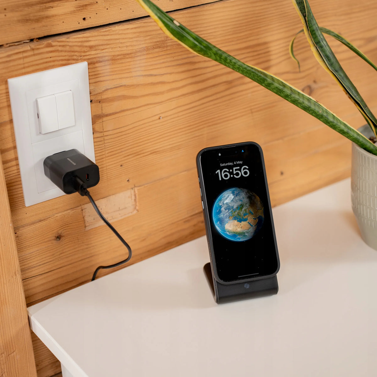 „Spacecase MagCharge WM2B“ belaidis „MagSafe“ įkroviklis, skirtas „iPhone“ ir „AirPods“, juodas