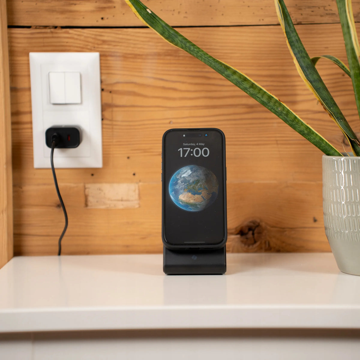 „Spacecase MagCharge WM2B“ belaidis „MagSafe“ įkroviklis, skirtas „iPhone“ ir „AirPods“, juodas