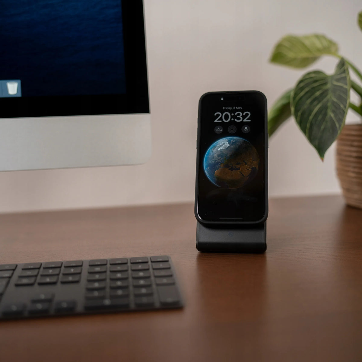 „Spacecase MagCharge WM2B“ belaidis „MagSafe“ įkroviklis, skirtas „iPhone“ ir „AirPods“, juodas