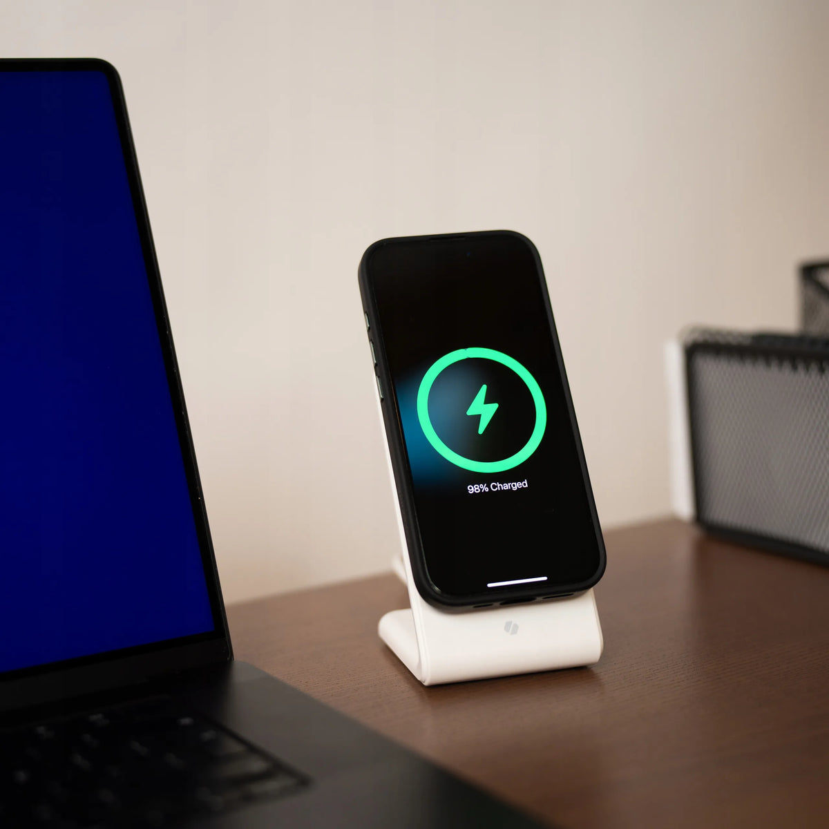 „Spacecase MagCharge WM2W“ belaidis „MagSafe“ įkroviklis, baltas, skirtas „iPhone“ ir „AirPods“