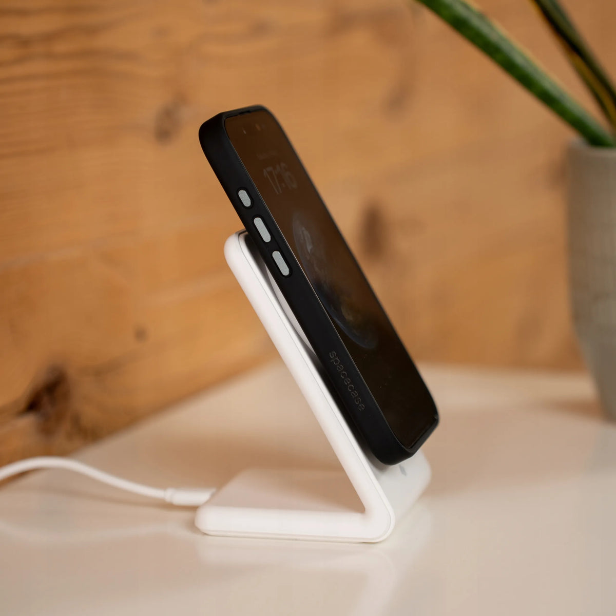 „Spacecase MagCharge WM2W“ belaidis „MagSafe“ įkroviklis, baltas, skirtas „iPhone“ ir „AirPods“