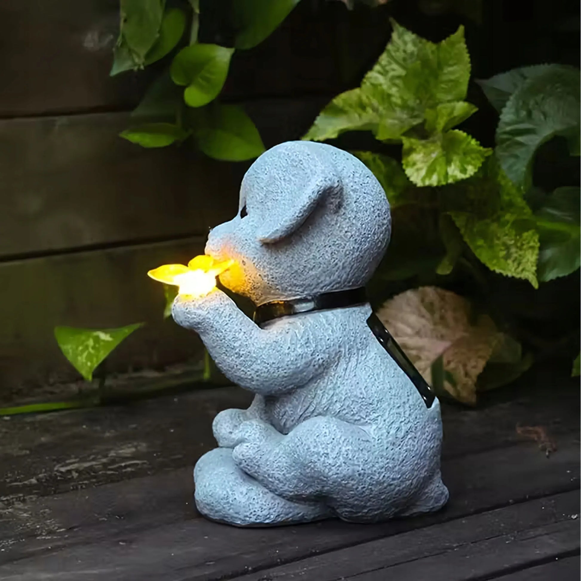 Šviečianti sodo dekoracija šuniukas su drugeliu LED saulės energija