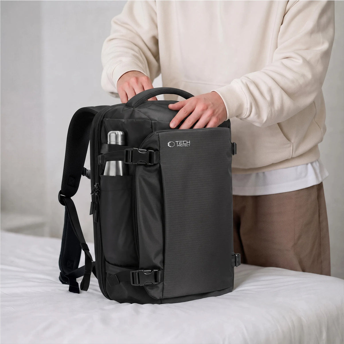 Tech-Protect Defender S70 24 l kelioninė kuprinė lėktuvui, 40 × 30 × 20 cm, juoda