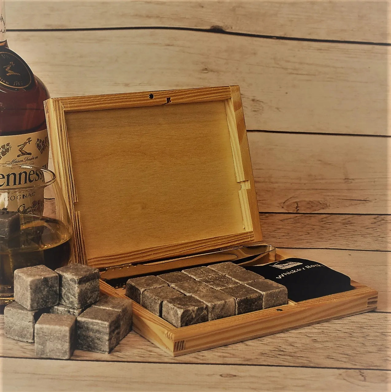 Whisky Stones dovanų rinkinys su viskio akmenukais medinėje dėžutėje