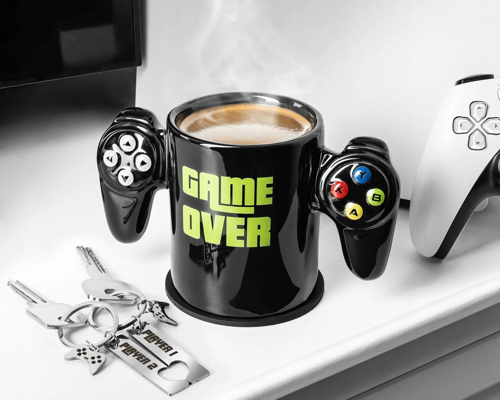 Žaidėjo rinkinys: Game Over puodelis pultelis, padėkliukas + raktų pakabukai